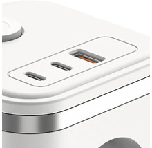 Detail bílé nabíječky s USB porty