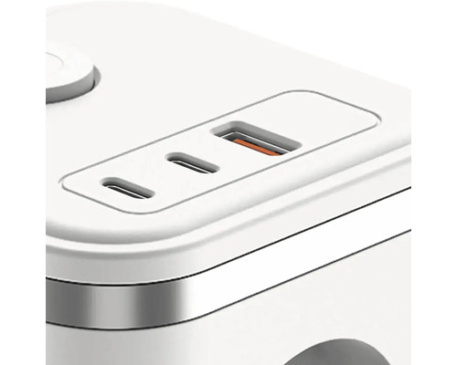 Detail bílé nabíječky s USB porty