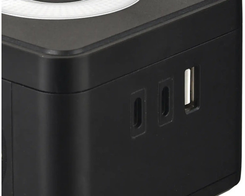 Detailní záběr USB nabíječky s několika porty