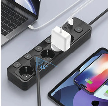 Černá prodlužovací zásuvka s notebookem, tabletem a smartphonem v provozu
