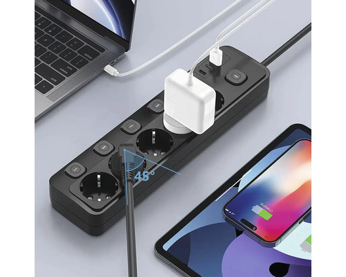 Černá prodlužovací zásuvka s notebookem, tabletem a smartphonem v provozu