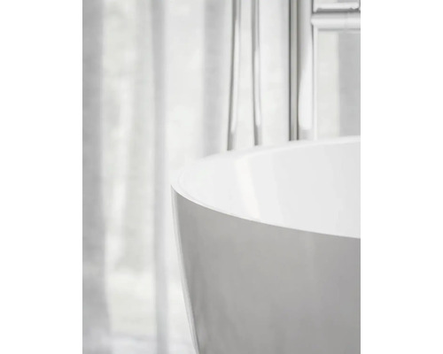 Detail volně stojící vany v koupelně