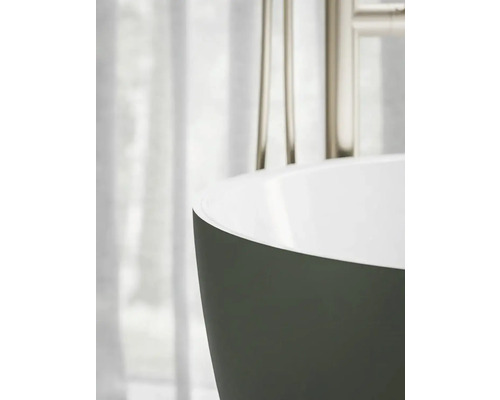 Detailní záběr volně stojící vany s ohřívačem ručníků v koupelně.