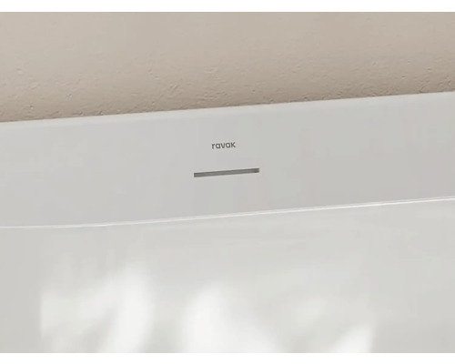 Detail bílé vany značky Ravak.