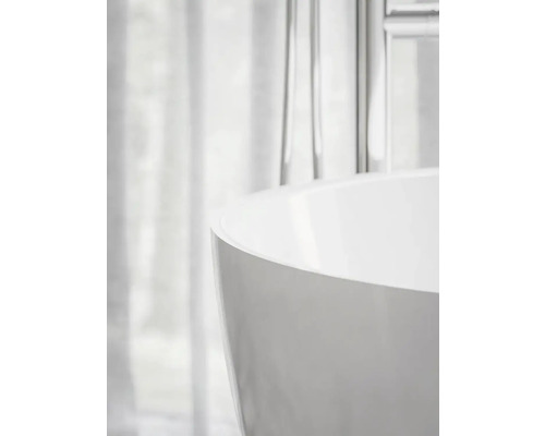 Detail volně stojící vany v koupelně.