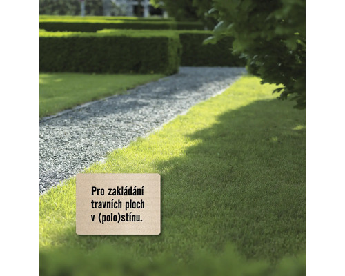 Zahradní krajina s trávníky a štěrkovou cestou, tabule s informacemi o zakládání trávníku v polostínu