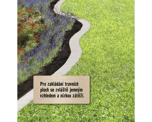 Zahrada s trávníkem, květinami a ohraničením záhonu