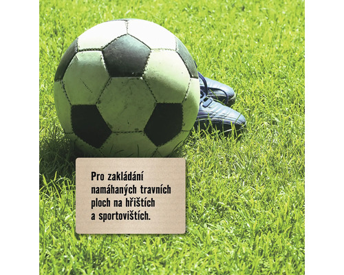 Fotbalový míč a kopačky na trávě s textem pro zakládání namáhaných travnatých ploch na hřištích a sportovištích