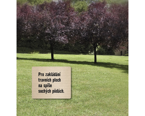 Krajina s trávníkem a nápis pro zakládání travních ploch na spíše suchých půdách