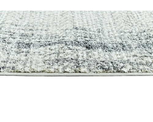 Detailní pohled na koberec s abstraktním vzorem