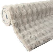 Srolovaná měkká deka s reliéfním vzorem