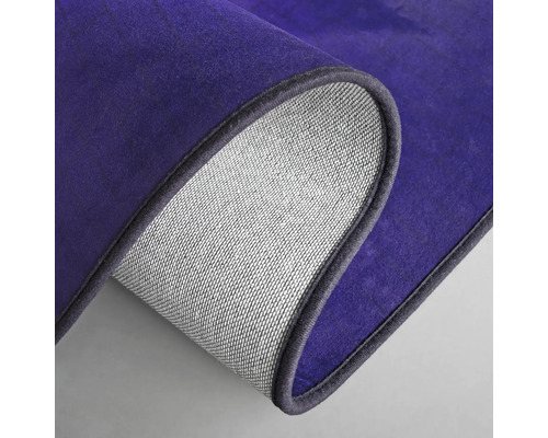 Detail fialového koberce s textilním podkladem