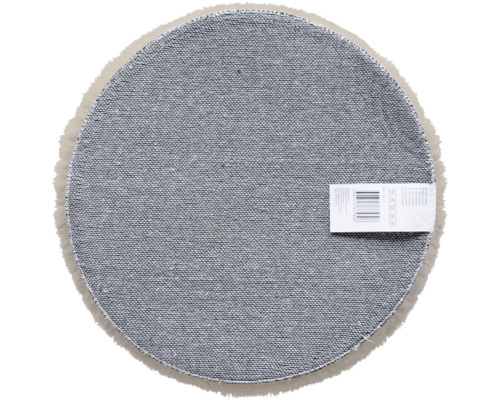 Spodní strana kulatého koberce s etiketou