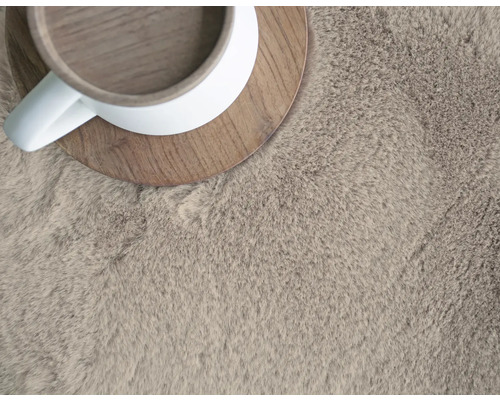 Detail koberce s vysokým vlasem s šálkem