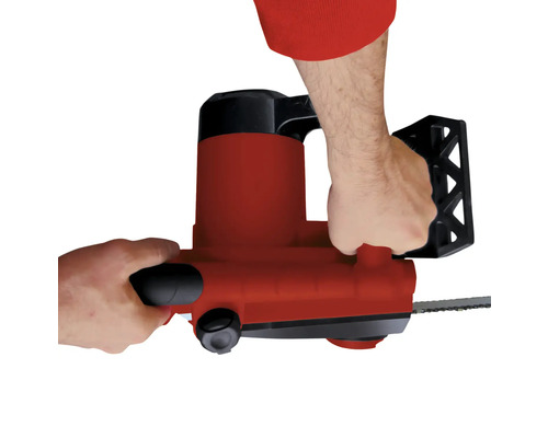 Osoba obsluhuje elektrickou řetězovou pilu.