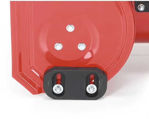 Detail sněhové frézy s kovovými prvky a upevňovacími šrouby.