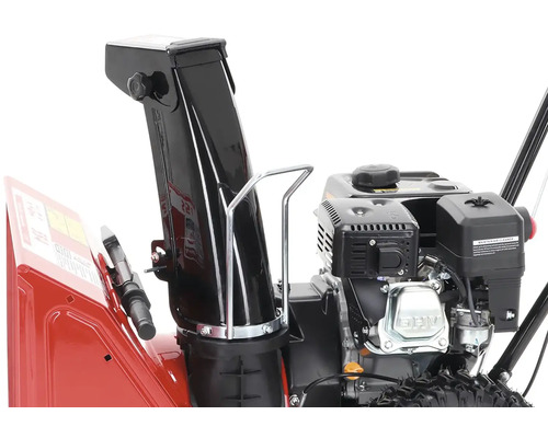 Detail sněhové frézy s vyhazovacím kanálem a motorem