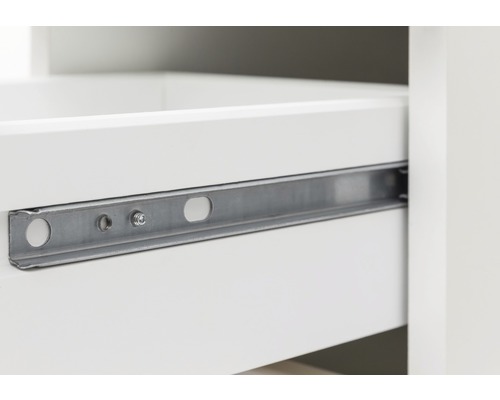 Detail zásuvky s kovovou výsuvnou lištou