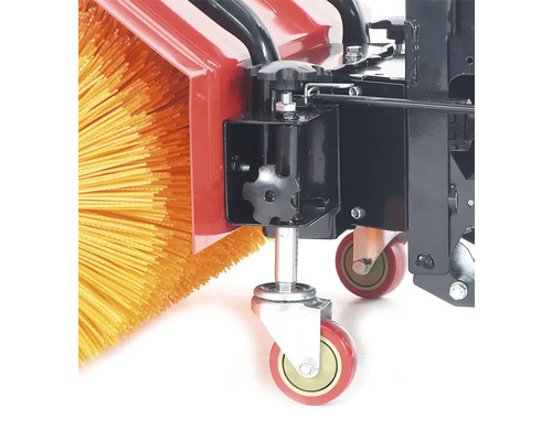 Detailní pohled na zametací stroj se štětinami a koly