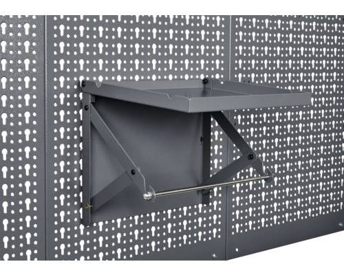 Děrovaná stěna s odkládací plochou na nářadí a držákem na ručníky