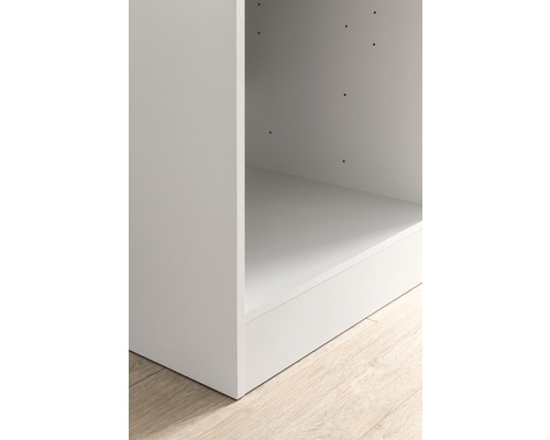 Detail bílé spodní skříňky na dřevěné podlaze