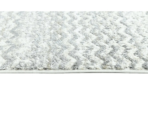 Detailní pohled na šedý koberec s abstraktním vzorem