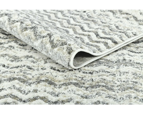 Šedý koberec s cikcakovým vzorem