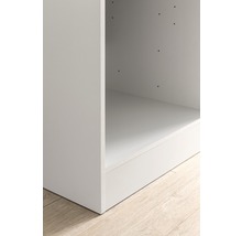 Detail bílé spodní skříňky na dřevěné podlaze