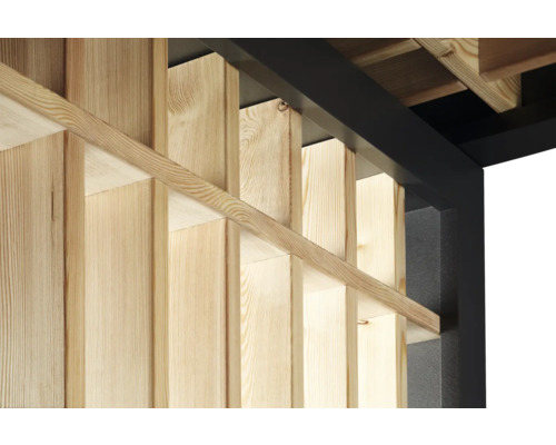 Detail dřevěné konstrukce s vertikálními prkny a černými kovovými nosníky