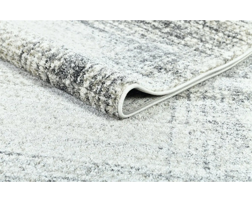 Šedý koberec s abstraktním vzorem