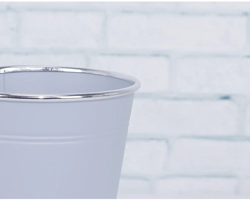 Dekorativní kovový květináč se stříbrným okrajem