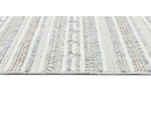 Detailní pohled na pruhovaný koberec