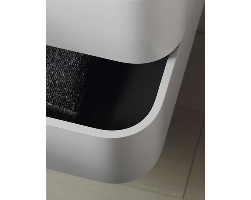 Detailní pohled na skříňku pod umyvadlo s otevřenou zásuvkou a textiliemi