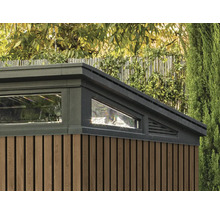 Detailní pohled na zahradní domek s okny a dřevěným obkladem