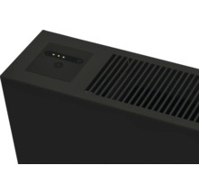 Černá čistička vzduchu s ovládacím panelem a ventilační mřížkou.