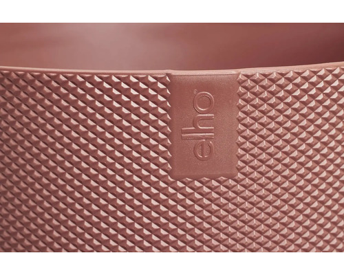 Detailní záběr strukturovaného povrchu květináče Elho s logem Elho