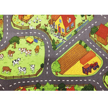 Koberec na hraní s motivem farmy, včetně zvířat, domů, polí a silnic.