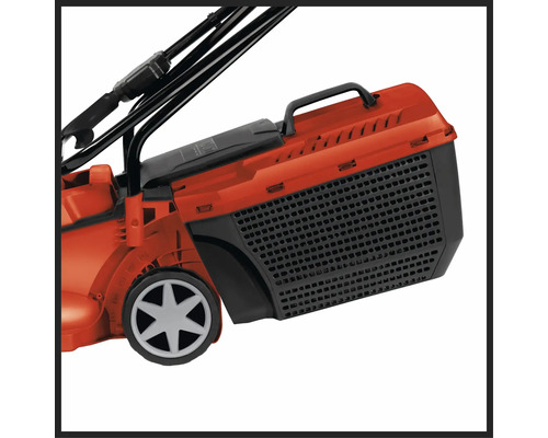 Detailní pohled na sekačku na trávu se sběrným košem