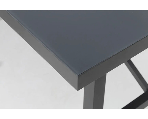 Detail desky stolu s kovovým rámem