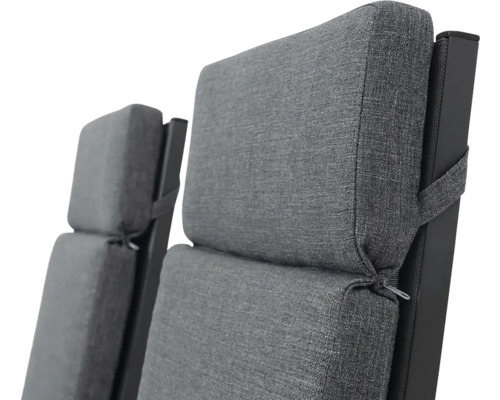 Detailní pohled na dvě zahradní židle s šedými polštáři a tmavým rámem.