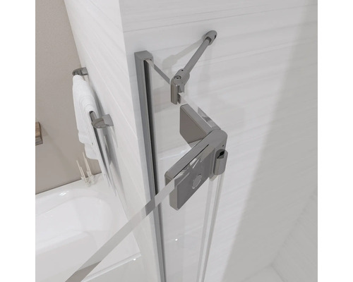 Detailní pohled na sprchový kout se sklem a kovovými kováními