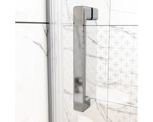 Detailní pohled na kovovou rukojeť sprchového koutu