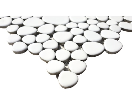 Mozaika z bílých oblázků na síti