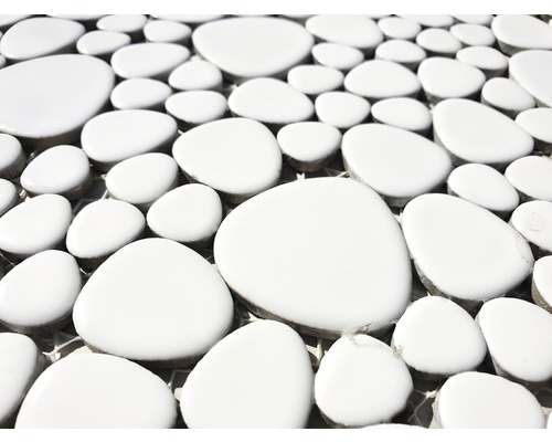 Detail bílých oblázkových mozaikových dlaždic.