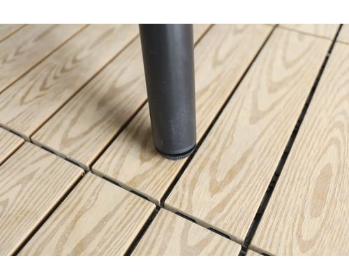 Dřevěná terasová dlaždice s nohou stolu