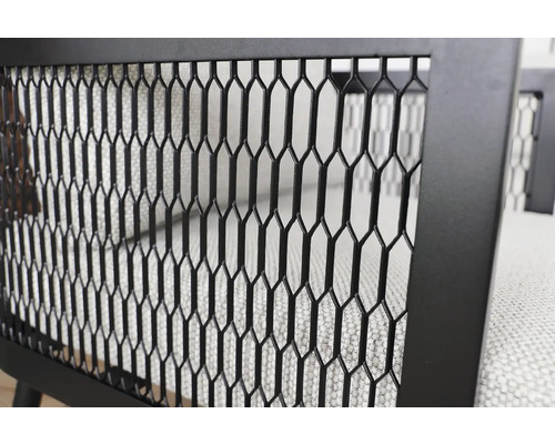 Detailní pohled na černou kovovou židli se šestiúhelníkovým mřížkovým vzorem