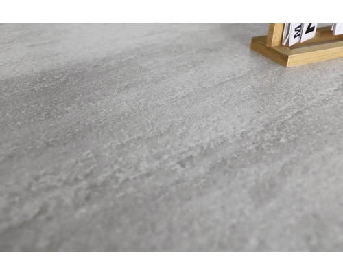 Detail šedé pracovní desky s mramorovou texturou