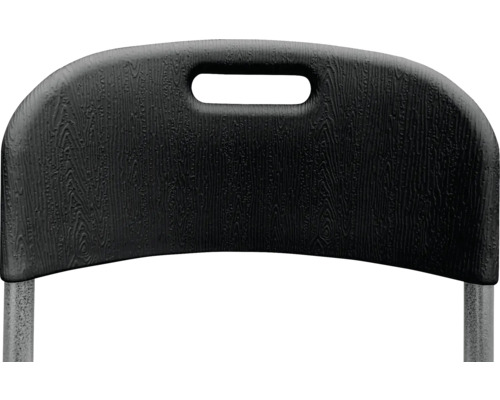 Detailní pohled na opěradlo černé židle s rukojetí