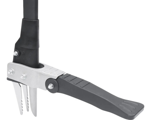 Detailní záběr vytrhávače plevele s kovovou násadou a plastovou rukojetí