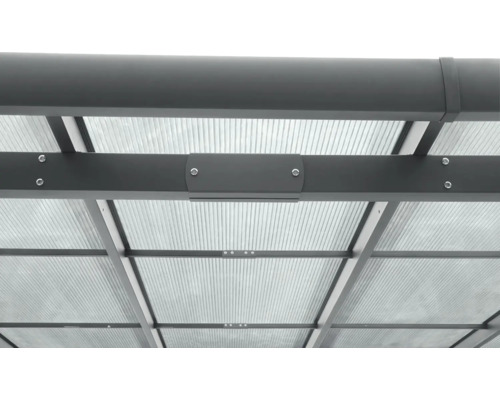 Detailní pohled na průhlednou střechu s šedou rámovou konstrukcí terasového zastřešení